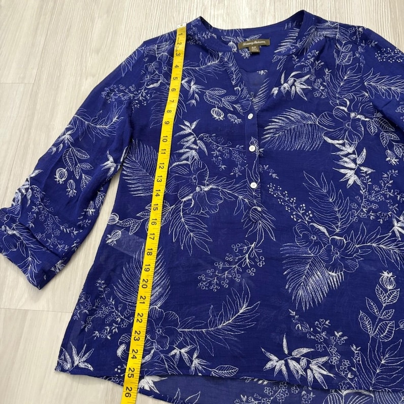 Tommy Bahama dames tuniek top blauw wit bloemen palmprint blouse met knoopsluiting en V-hals S afbeelding 4