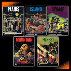 Op de afbeelding: Vijf vintage horror kunstprints. Elke print toont een andere sc&egrave;ne: Vlaktes, Eiland, Moeras, Berg en Bos. De prints hebben een retro esthetiek met gedurfde kleuren en griezelige illustraties.