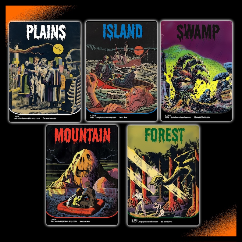 Op de afbeelding: Vijf vintage horror kunstprints. Elke print toont een andere sc&egrave;ne: Vlaktes, Eiland, Moeras, Berg en Bos. De prints hebben een retro esthetiek met gedurfde kleuren en griezelige illustraties.