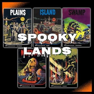 Op de afbeelding: Een verzameling van vijf kunstprints in vintage stijl met een spookachtig thema. Elke print toont een andere sc&egrave;ne: "Vlaktes", "Eiland", "Moeras", "Bergen" en "Bos". De prints zijn gelabeld met "Spooky Lands".