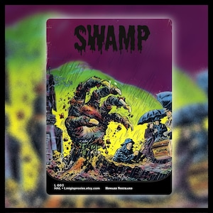 Op de afbeelding: Een vintage-stijl illustratie met een monsterlijke hand die uit een moeras oprijst, met het woord "SWAMP" in druipende letters. Het kunstwerk bevat figuren met paraplu's en een grafsteen, met de naam van de kunstenaar en de winkel-URL onderaan.