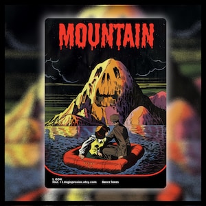 Op de afbeelding: Een vintage-stijl illustratie met een berg in de vorm van een schedel, het woord "MOUNTAIN" in druipende rode letters en een stel in een rode opblaasboot op het water. Het kunstwerk heeft een retro stripboek-esthetiek.
