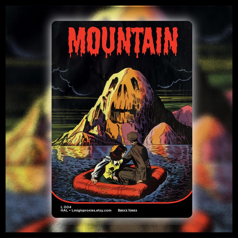 Op de afbeelding: Een vintage-stijl illustratie met een berg in de vorm van een schedel, het woord "MOUNTAIN" in druipende rode letters en een stel in een rode opblaasboot op het water. Het kunstwerk heeft een retro stripboek-esthetiek.