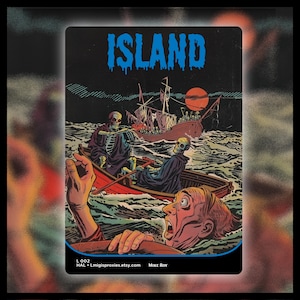 Op de afbeelding: Een illustratie in vintage-stijl met het woord "ISLAND" in blauw, die een skeletachtige figuur in een roeiboot, een zinkend schip en een persoon in nood in het water afbeeldt. Het kunstwerk heeft een donker, dreigend thema.