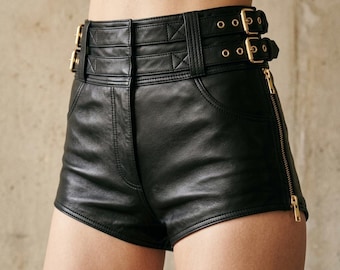 Microshorts de piel de cordero auténtica negra / Shorts de ciclista de talle alto con cremalleras doradas y cinturones con hebilla.