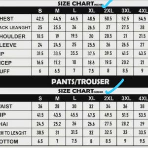 Puede incluir: Una tabla de tallas de ropa, que muestra medidas en pulgadas. La tabla incluye medidas de pecho, largo de espalda, hombro, manga, cadera, b&iacute;ceps y pu&ntilde;o para camisas. Tambi&eacute;n muestra medidas de cintura, cadera, muslo, largo del dobladillo y bajo para pantalones.