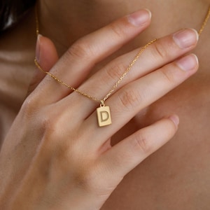 Collar con inicial delicada • Collar con inicial cuadrada diminuta • Collar con colgante de letra grabada personalizada • Collar con letra grabada