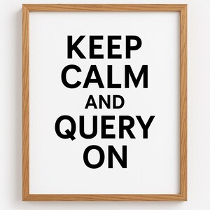 Op de afbeelding: Een ingelijste print met de tekst "KEEP CALM AND QUERY ON" in dikke zwarte letters op een witte achtergrond. De houten lijst voegt een klassieke touch toe aan de motiverende boodschap.