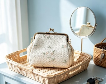 Borsa da sera in stile cottagecore, borsetta con chiusura a scatto e rose ricamate, pochette vintage in tessuto con tracolla a catena, borsetta con struttura a manico in perle