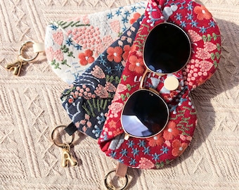 カスタムイニシャル入りメガネケース ヴィンテージ刺繍入り眼鏡ポーチ 花柄の老眼鏡ホルダー おばあちゃんや先生へのプレゼントに最適な眼鏡収納
