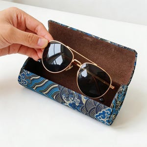 Estuche rígido bordado para gafas, regalo para ella, estuche de brocado para gafas de sol, soporte para gafas para el Día de la Madre, cierre magnético.