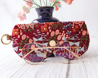 Estuche para gafas estilo boho vintage con inicial personalizada, bordado floral, estilo retro vintage para gafas de lectura y gafas de sol.
