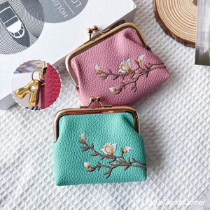 Monedero de estilo vintage, cartera floral personalizada con inicial y cierre de boquilla, monedero en tonos cian, gris, rosa y rojo, regalo bordado de Acción de Gracias para ella
