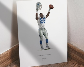 Puede incluir: Una lámina de arte blanca con una ilustración detallada de un jugador de fútbol americano con una camiseta blanca con el número 22, sosteniendo un casco y un balón en alto. El texto dice #22 // EMMITT SMITH // DALLAS COWBOYS con una firma.
