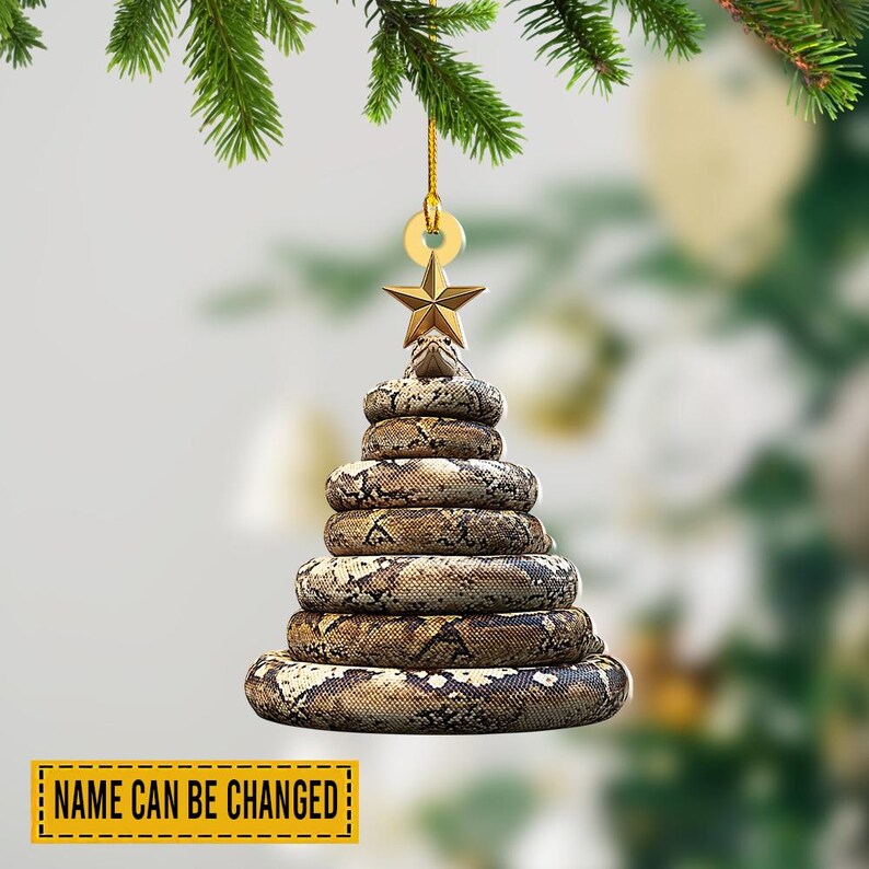 Pu&ograve; includere: Un originale ornamento natalizio a forma di pila di serpenti, con una stella dorata in cima. L'ornamento presenta un motivo a pelle di serpente marrone e beige. Un anello dorato e una stella dorata sono in cima. Il testo "NAME CAN BE CHANGED" &egrave; in basso.