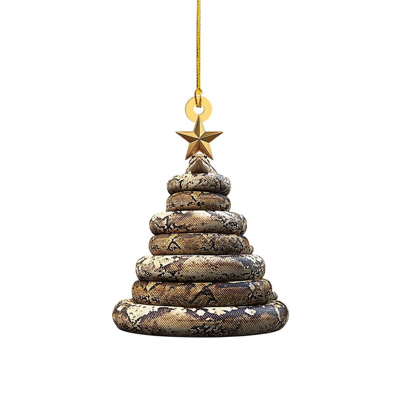 Pu&ograve; includere: Un originale ornamento natalizio a forma di serpente, con una stella dorata in cima. Il serpente &egrave; fatto di spire impilate, con un motivo marrone e beige. L'ornamento &egrave; appeso a un filo d'oro.