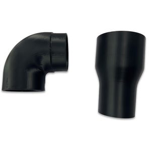 Puede incluir: Dos accesorios de fontanería de plástico negro sobre un fondo blanco. Uno es un codo y el otro un reductor. El codo está curvado en un ángulo de 90 grados. El reductor tiene forma acampanada, más ancho en la parte superior y más estrecho en la inferior.