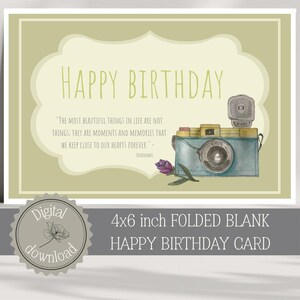 Op de afbeelding: Een gevouwen blanco 4x6 inch Happy Birthday kaart met een aquarel illustratie. De kaart bevat de tekst "Happy Birthday" en een citaat over herinneringen. Een vintage camera en een paarse bloem zijn ook afgebeeld.