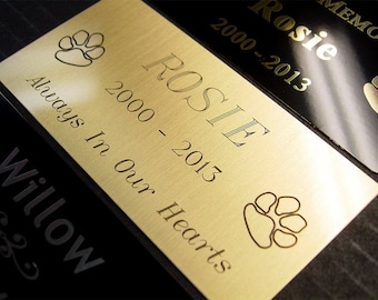 Placa conmemorativa metálica para urna de mascotas grabada con huellas de patitas. El recuerdo perfecto para tu perro, gato u otro ser querido.