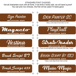 Puede incluir: Un letrero rectangular marr&oacute;n con texto blanco que dice "STANDARD FONT CHOICES". Debajo del texto hay ocho estilos de fuente diferentes con los nombres de cada fuente enumerados debajo. Las fuentes son "Sign Painter", "Sign Painter SC", "Magneto", "Play Ball", "Hestina", "Strato-Fender", "Brush Script 87", "Brush Script BT (SC)" y "Music Magic".