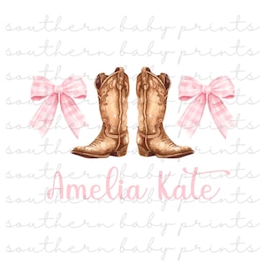 Op de afbeelding: Waterverfillustratie met bruine cowboylaarzen, geflankeerd door twee roze gingham strikken. De naam "Amelia Kate" staat in roze script onder de laarzen. De tekst "southern baby prints" herhaalt zich op de achtergrond.
