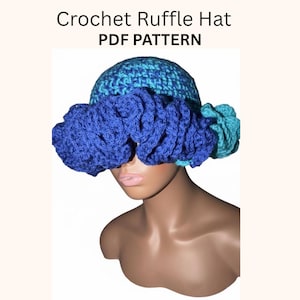 Puede incluir: Un sombrero de ganchillo con volantes, con una copa jaspeada en azul y turquesa y un ala ancha con volantes en azul oscuro. El texto Crochet Ruffle Hat PDF PATTERN aparece sobre el sombrero, mostrado en una cabeza de maniquí sobre fondo liso.