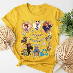 Puede incluir: Camiseta de color amarillo mostaza con un gr&aacute;fico colorido de personajes de Zootopia. El dise&ntilde;o incluye el texto "WELCOME TO ZOOTOPIA" y varios personajes de animales en marcos y alrededor del texto. La camiseta tiene cuello redondo y mangas cortas.