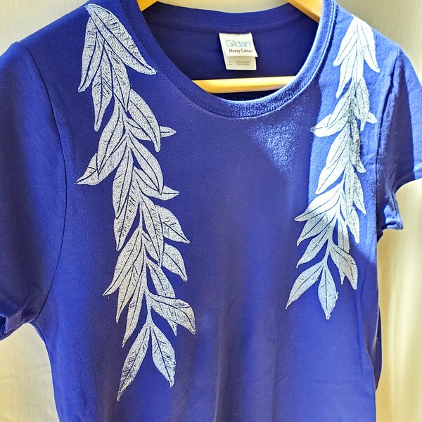 "Handbedrucktes ""maile lei"" Shirt in lila."