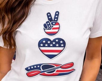 Patriottisch kajakshirt | T-shirt met Amerikaanse vlag en kajakthema | T-shirt met USA-kajakprint | Shirt voor 4 juli | Cadeau voor kajakkers | T-shirt met afbeelding van het leven aan het meer