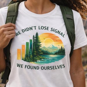 Wir haben das Signal nicht verloren, wir haben uns selbst gefunden Shirt | Outdoor Abenteuer T-Shirt | Natur entkommen Grafik | Wandern Camping Shirt | Bella Canvas 3001