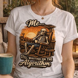 Camiseta "Yo todavía esperando el algoritmo" / Camiseta unisex divertida para creadores / Camiseta con humor sobre redes sociales / Regalo para dueños de pequeñas empresas / Ropa con memes