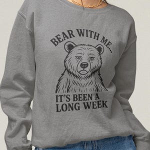 ベア・ウィズ・ミー　イッツ・ビーン・ア・ロング・ウィーク　スウェットシャツ | おもしろクマシャツ | ギルダン 18000 | 冬に着る快適なクルーネック | トレンドの動物ユーモアシャツ