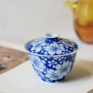Gaiwan de porcelana azul e branca com desenho de azaléia pintado à mão