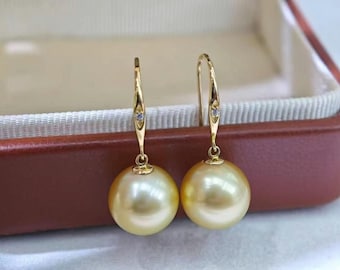 Pendientes colgantes de perlas de los mares del Sur doradas en oro de 18 quilates con circonitas
