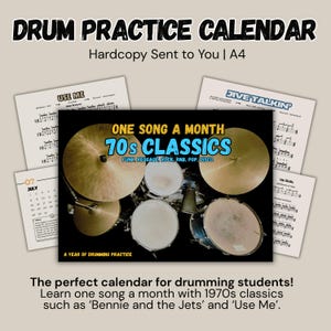 Op de afbeelding: Drumoefenkalender met de tekst "DRUM PRACTICE CALENDAR" en "Hardcopy Sent to You | A4". De kalender bevat een afbeelding van een drumstel en bladmuziek. De tekst "ONE SONG A MONTH 70s CLASSICS" is ook zichtbaar.