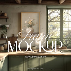 Könnte beinhalten: Eine Küchenszene mit einem gerahmten Blumendruck, einer Holz-Arbeitsplatte und grünen Schränken. Die Worte "Frame Mockup" werden in einer dekorativen Schriftart angezeigt. Der Text "CANVA DRAG & DROP" und "Homeglow Mockups" sind ebenfalls sichtbar.