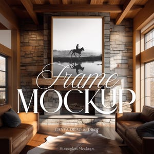 Pode incluir: Uma impressão emoldurada em preto e branco de uma pessoa montando um cavalo em uma paisagem serena. A imagem é exibida acima de uma lareira em uma sala de estar rústica. As palavras "Frame MOCKUP" são exibidas em uma fonte decorativa.