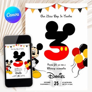 Könnte beinhalten: Eine Geburtstagseinladung mit einer großen schwarzen Zahl 3, rot und gelb, im Stil von Mickey Mouse. Die Einladung enthält den Text "Our Little Boy Is Turning" und Details für eine Geburtstagsfeier.