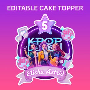 Puede incluir: Un adorno para pastel con un fondo degradado púrpura y rosa. El diseño presenta tres figuras animadas, una estrella con el número 5, notas musicales y bolas de discoteca. También se incluye el texto "KPOP Dance" y "Elisha Astrid".