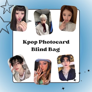 Puede incluir: Un expositor de Kpop Photocard Blind Bag con seis retratos individuales de varias personas. El área rectangular blanca central contiene el texto negro Kpop Photocard Blind Bag, rodeado por un fondo azul claro con ilustraciones de estrellas negras.
