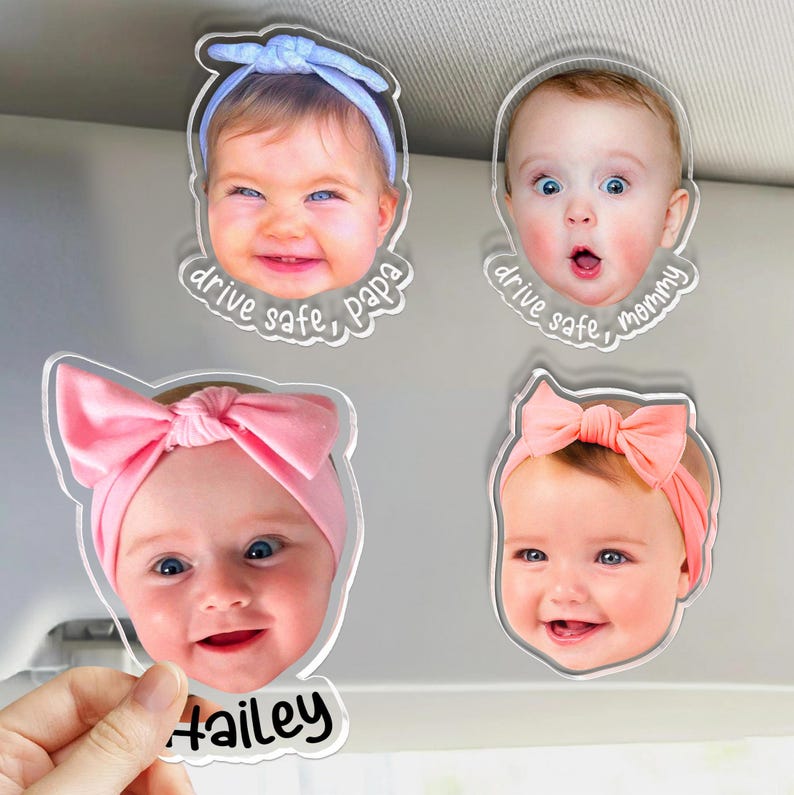 Puede incluir: Cuatro imanes fotogr&aacute;ficos de acr&iacute;lico personalizados con retratos de beb&eacute;s. Dos imanes muestran beb&eacute;s con diademas y el texto "drive safe, papa" y "drive safe, mommy". Un im&aacute;n muestra a un beb&eacute; con un lazo rosa y el nombre "Hailey".