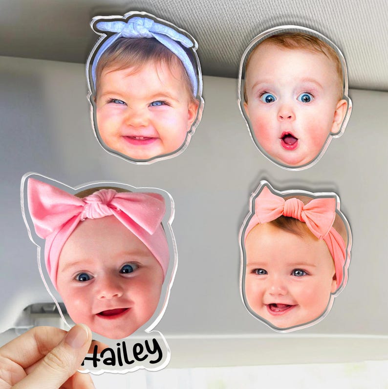 Puede incluir: Cuatro imanes fotogr&aacute;ficos de acr&iacute;lico personalizados con rostros de beb&eacute;s. Un im&aacute;n muestra a un beb&eacute; con una diadema azul claro, otro con expresi&oacute;n de sorpresa, otro con una diadema rosa y el nombre Hailey, y otro con una diadema color melocot&oacute;n.