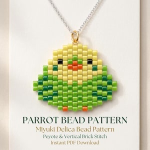 Könnte beinhalten: Eine Halskette mit einem Anhänger aus kleinen quadratischen Perlen in einem verpixelten Papageien-Design in Gelb, Hellgrün, Dunkelgrün, Orange und Schwarz. Der Text PARROT BEAD PATTERN Miyuki Delica Bead Pattern steht darunter gedruckt.