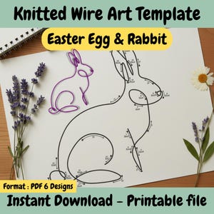 Puede incluir: Una taza de cerámica blanca con un asa negra y el texto "But First, Coffee" en negrita negra. La taza está sobre una superficie de madera. La taza mide aproximadamente 10 cm de alto.