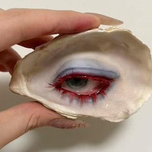 Handgeschilderde Oyster Eye-schelpbroche, handgemaakte schelpketting, niche rode-ogen-hangerketting, gepersonaliseerd accessoire in donkere stijl, cadeau voor haar