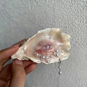 Natural Oyster Shell Handmade Evil Eye Brooch, Glazed Surface With Multi-size Pearl Embellishment, Gothic Vintage Avant-Garde Pin Accessory