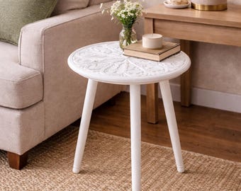 Mesa de cabeceira decorativa artesanal de madeira com 3 pés – Branca (Média)