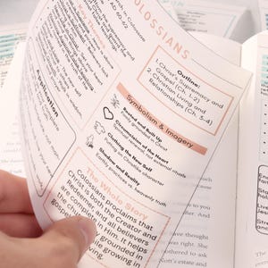 Puede incluir: Biblia abierta con texto resaltado y notas. Las páginas muestran esquemas, temas clave y aplicaciones relacionados con pasajes bíblicos. El libro está abierto en Colosenses y 1 Tesalonicenses.