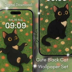 Op de afbeelding: Een digitale wallpaper set met een schattige zwarte kat illustratie. De kat heeft gele ogen en een witte vlek op de borst, tegen een groene achtergrond met bloemen. De tekst luidt "Cute Black Cat Wallpaper Set" en "-Digital Download-".