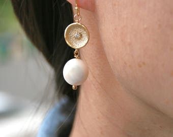 Gold Freshwater Pearl Earrings. Pearl Earrings. Pearl Wedding. Pearl Jewelry. Bridesmaid Earrings. Bridal Earrings. Wedding Jewelry.Delicate